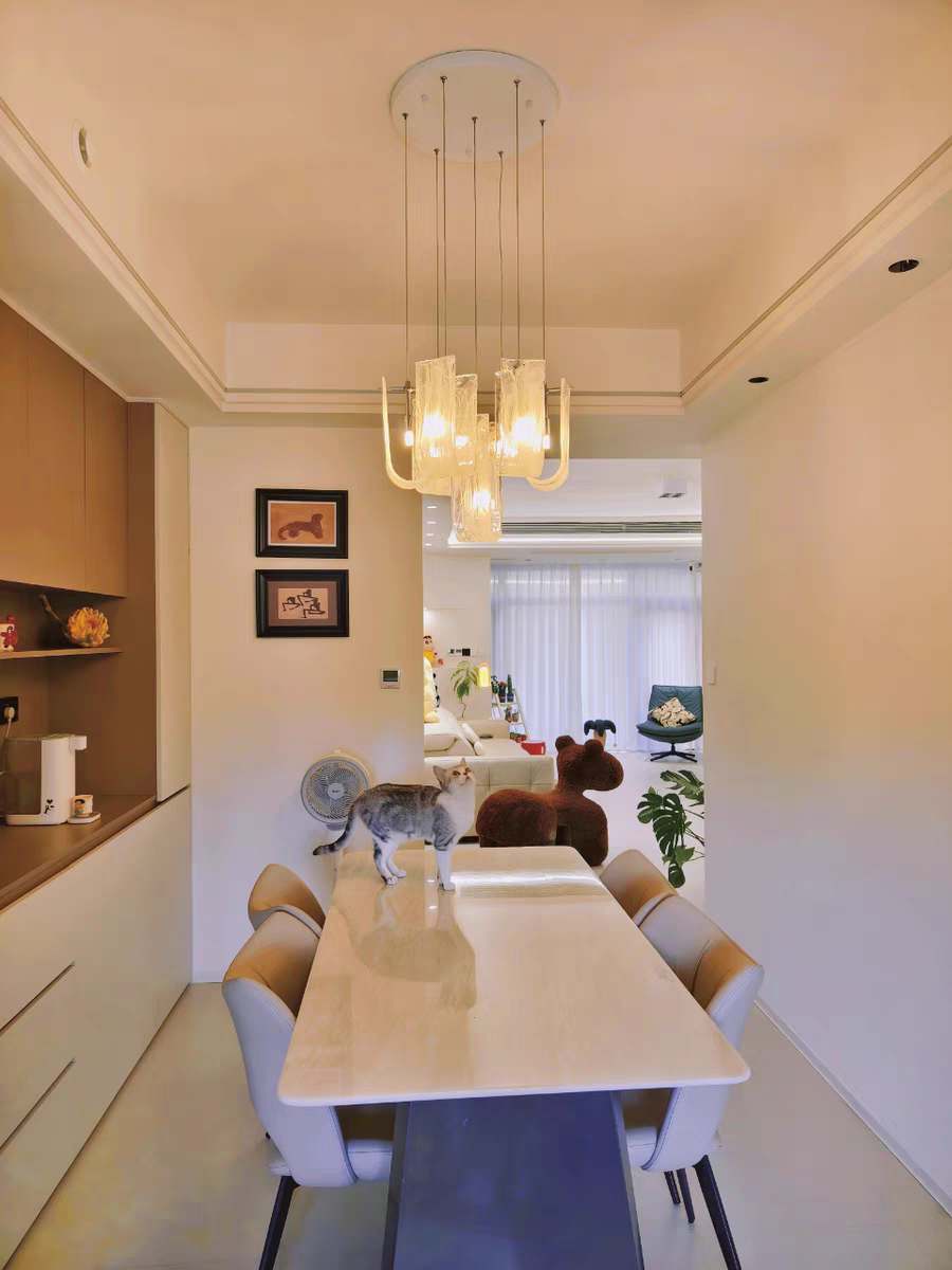 Lumious 7 lights chandelier by aurorae lighting above the dining room table