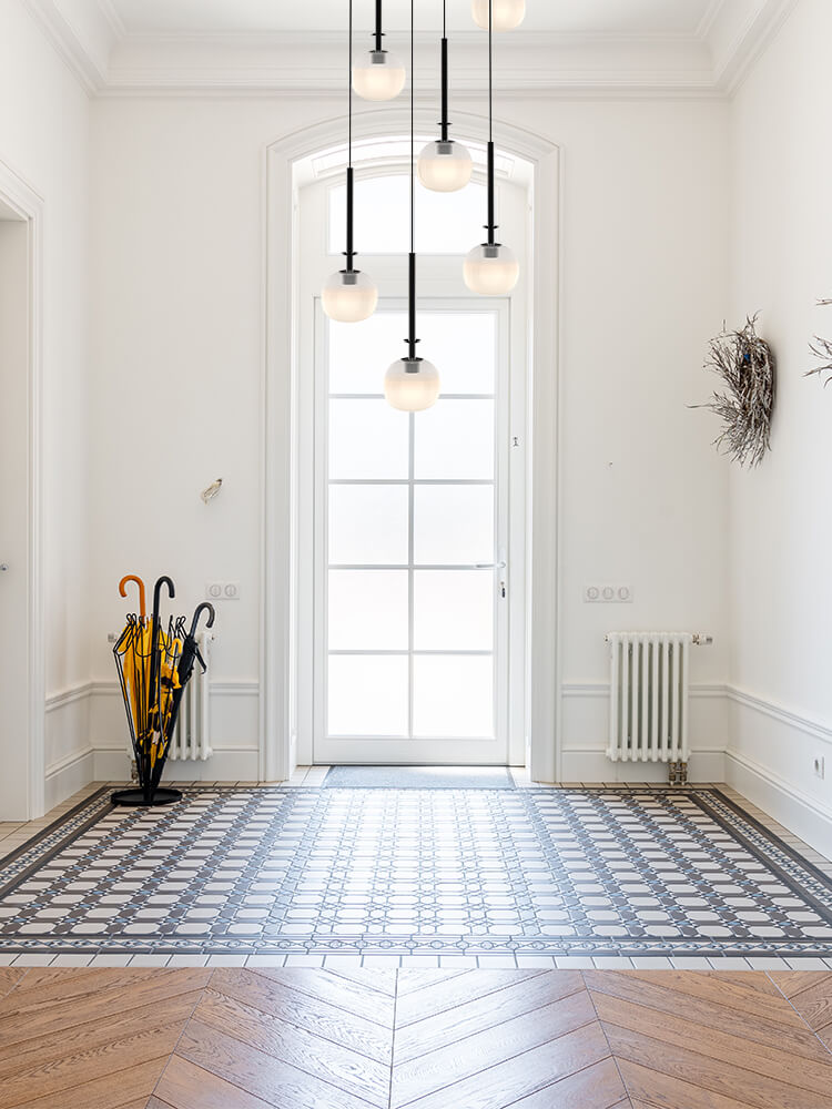 From below, Aurorae’s pendant reveals a symphony of glass and metal, a masterpiece of design.